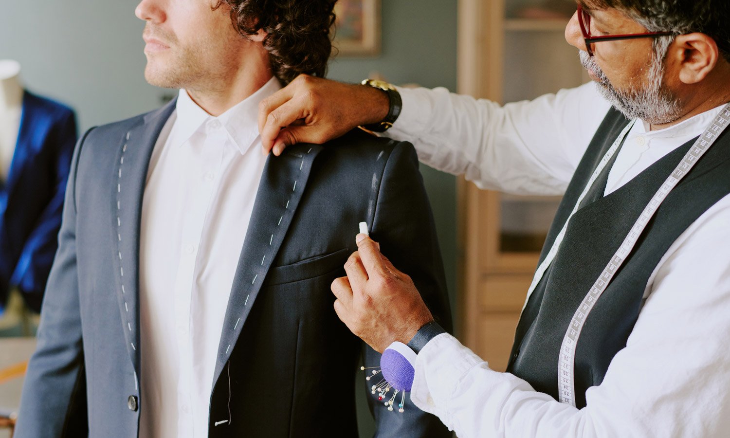 Un détaillant offre un service d’altération des vêtements comme élément distinctif de son commerce.