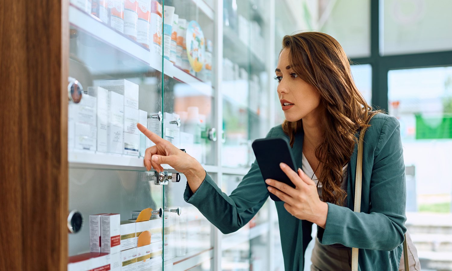 Une consommatrice est à la recherche d’une marque privée en magasin