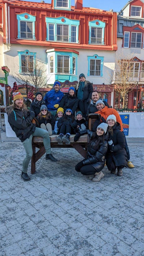 Groupe de personnes sur une chaise géante