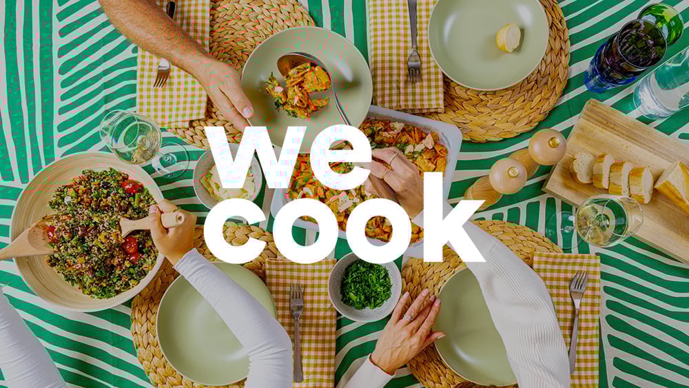 Logo WeCook sur table remplie de nourriture