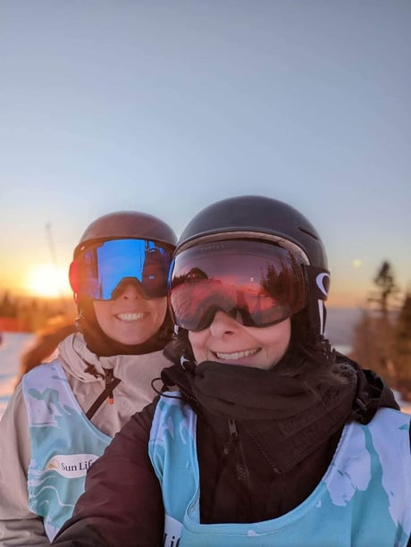 Deux femmes qui skient