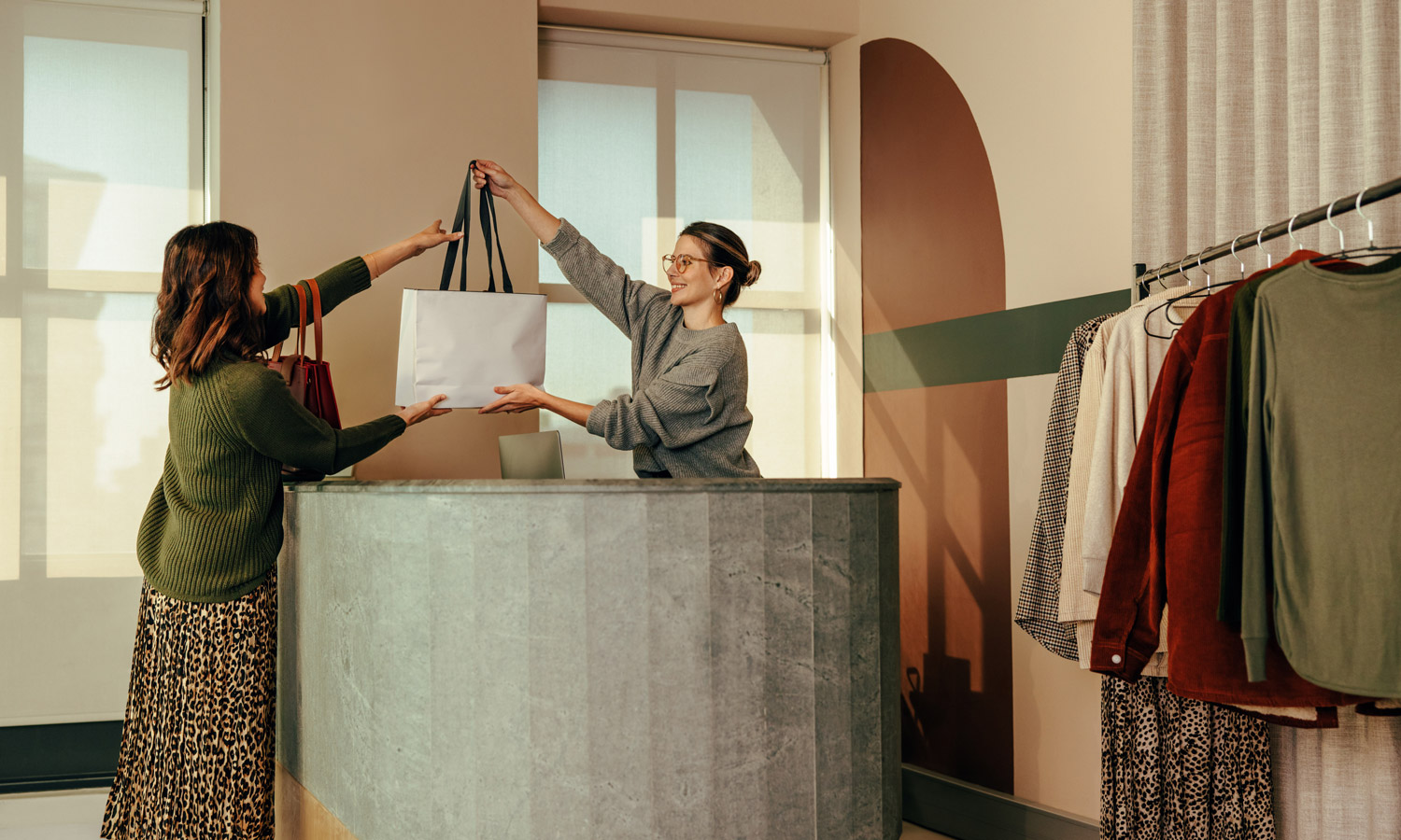 Une cliente fait un achat dans un commerce de détail B2C.