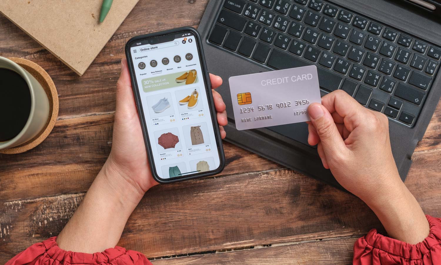 Une consommatrice achète en ligne un vêtement d’une marque Direct-to-Consumer (D2C ou DTC)