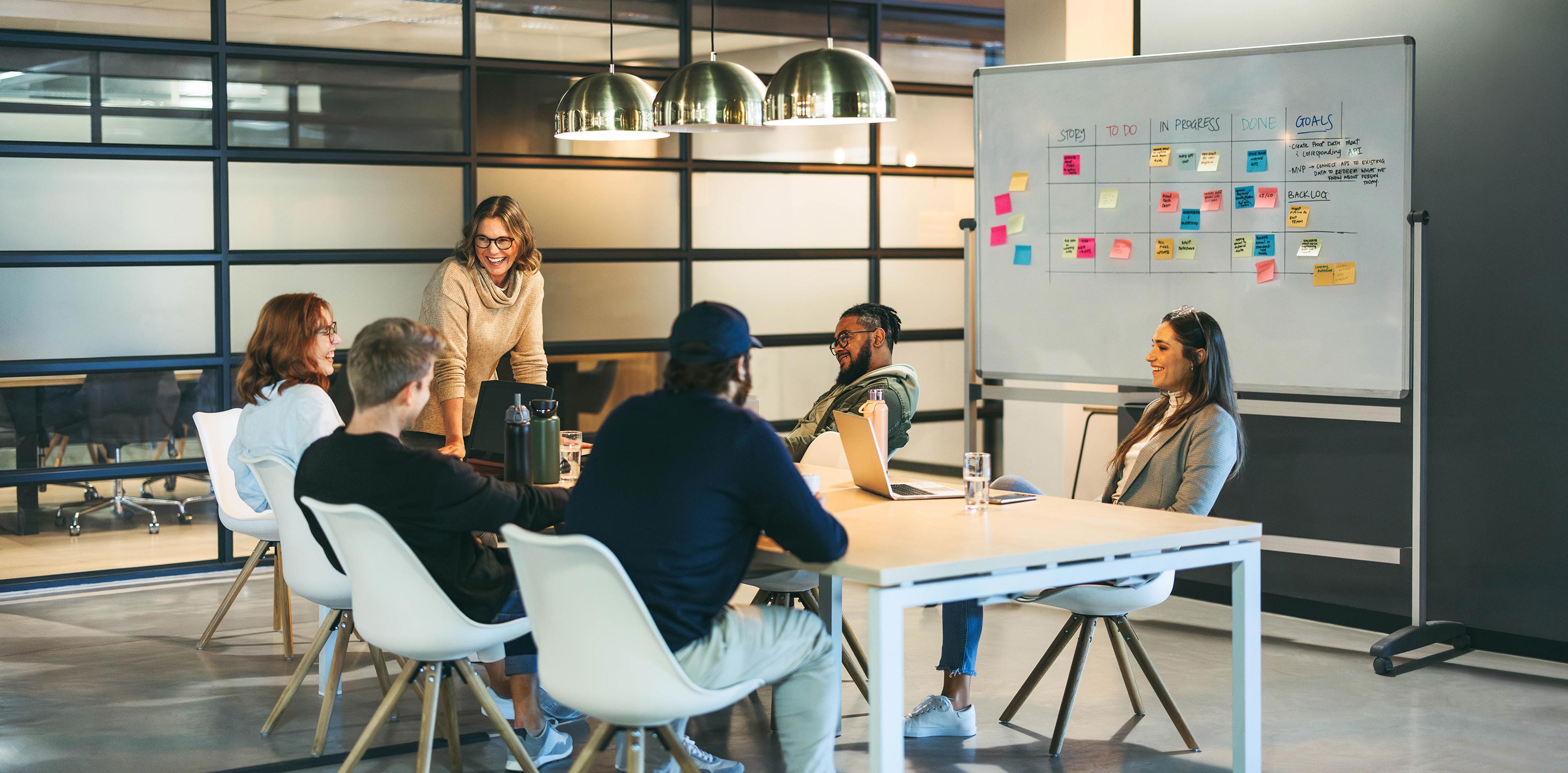 Une équipe marketing en réunion planifie l’implantation des nouvelles tendances MarTech