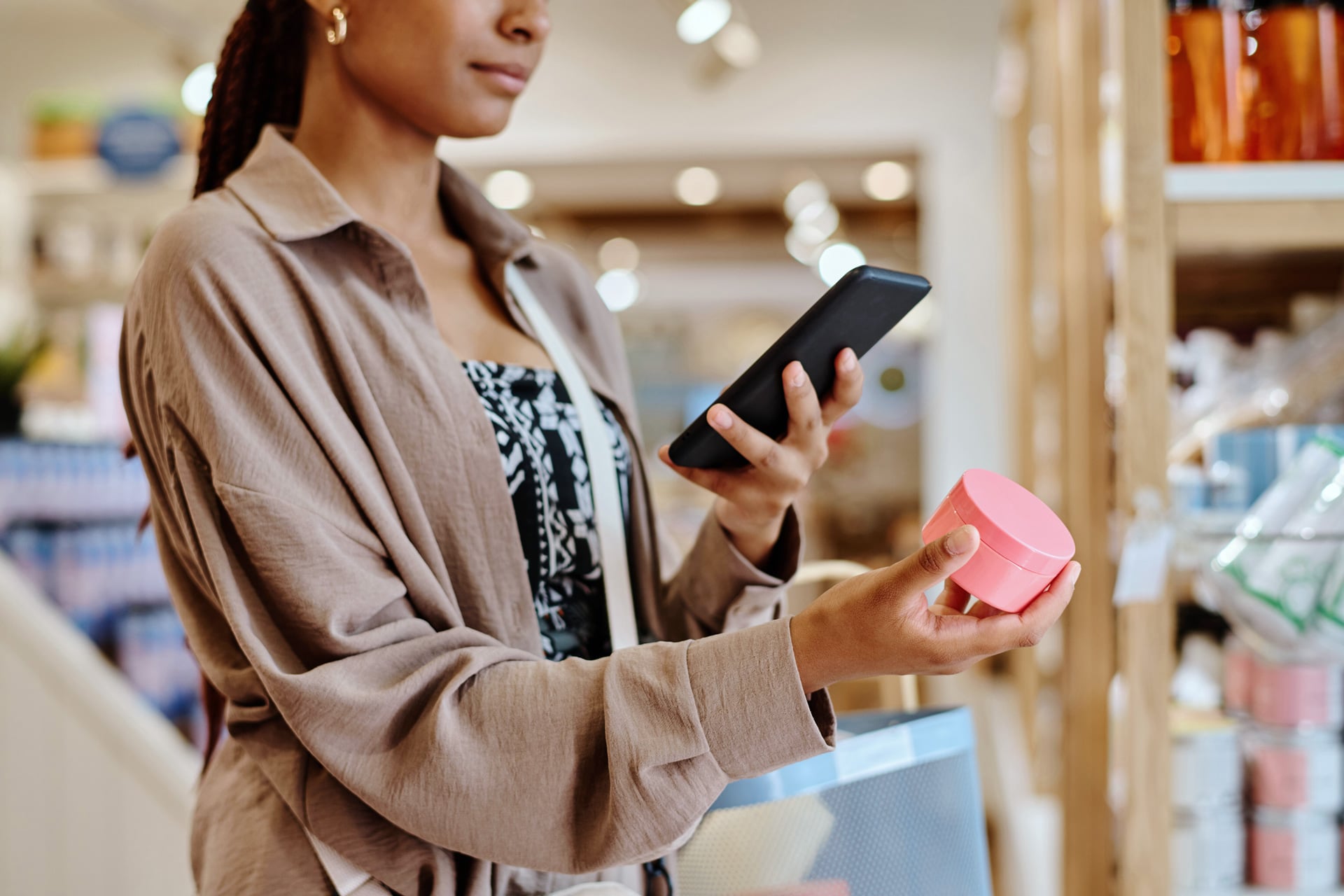 A woman takes advantage of better customer experience thanks to personalized recommendations from AI