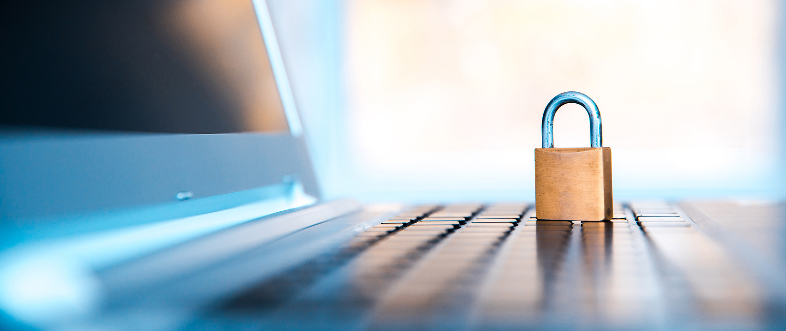 Cadenas sur un ordinateur symbolisant la politique de sécurité du contenu (CSP)