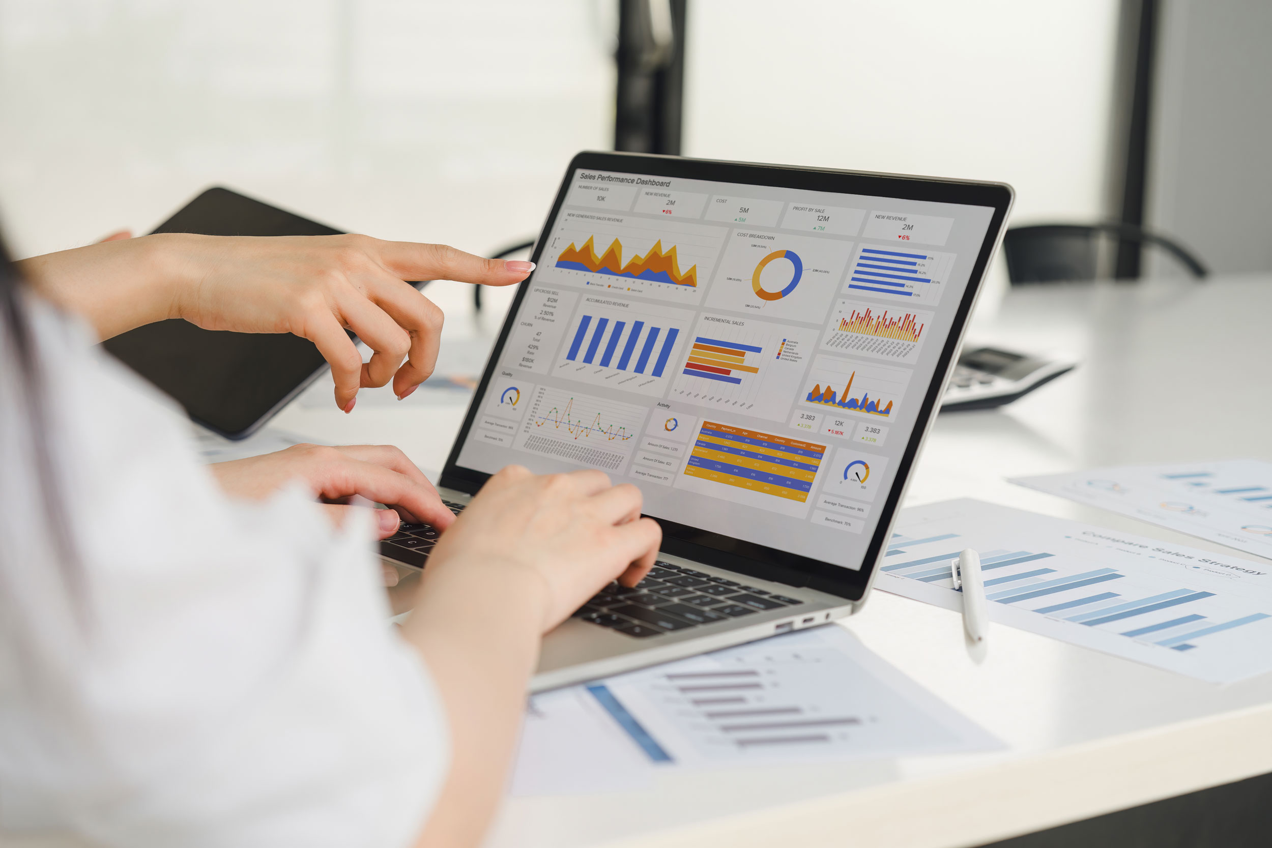 Une gestionnaire de programme de fidélité analyse les KPI